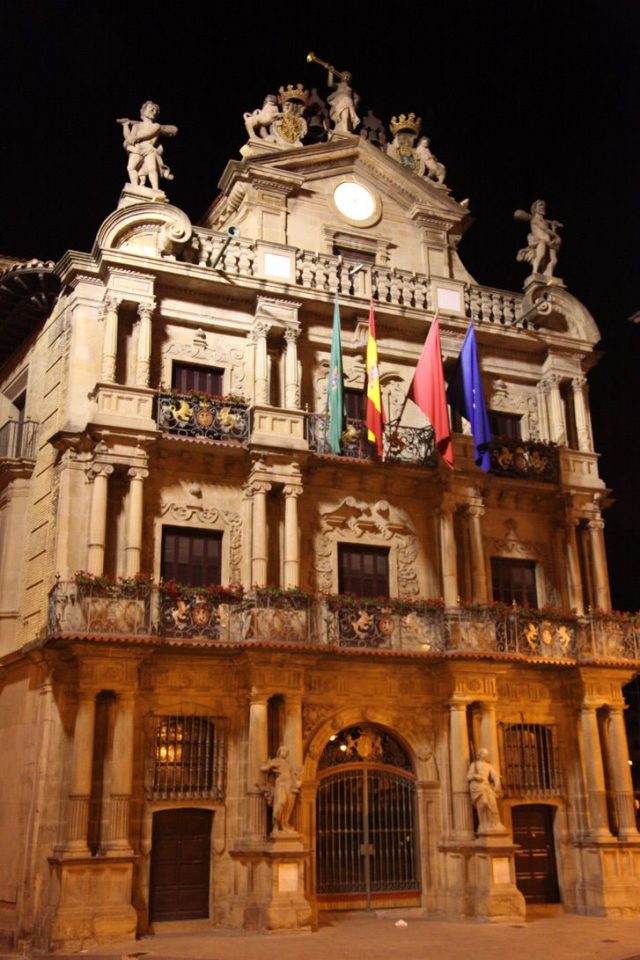 Camino_gallery-pamplona_townhall