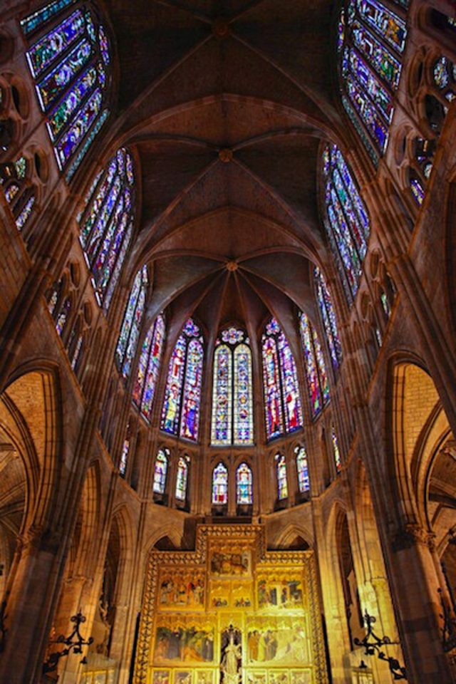 Inside looking up to the roof of the cathedral. Camino de Santiago