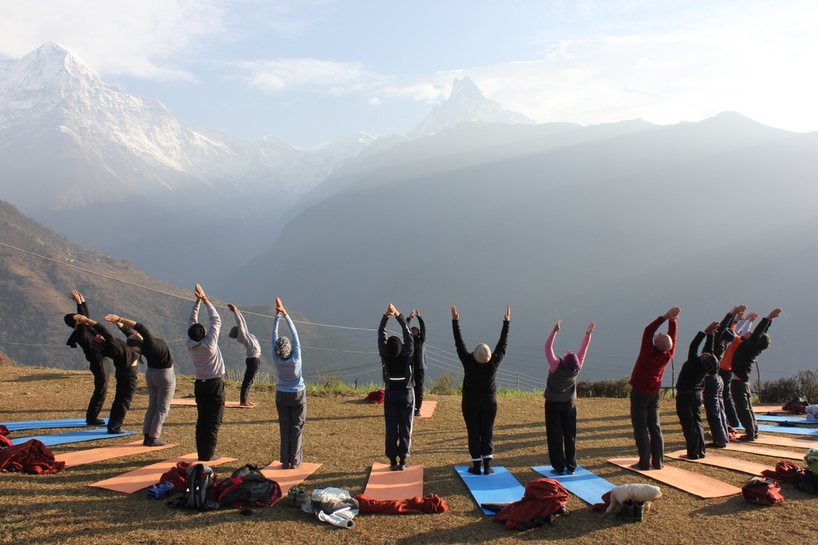 Sharpen your senses with outdoor yoga: the 5 outdoor yoga benefits - LUVIYO  AG