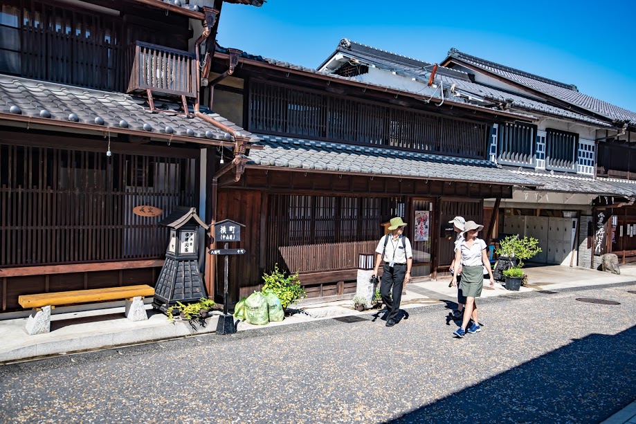Exploring the narrow backstreets of Nakatsugawa on the Nakasendo Way