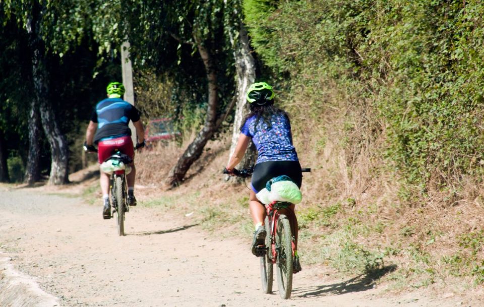 Couple cycling Camino
