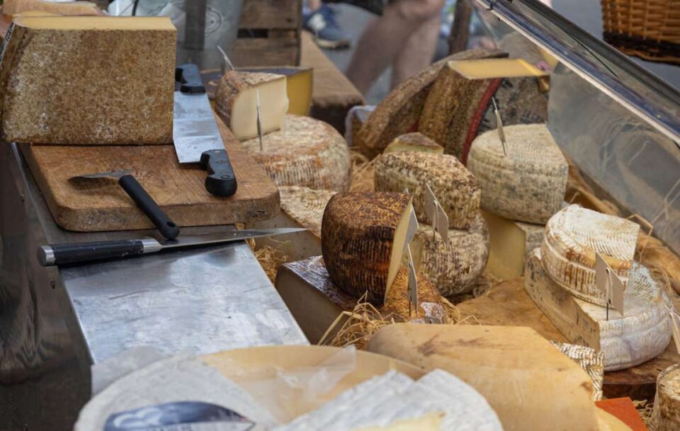 You'll find markets, boulangeries and patisseries along the trail.