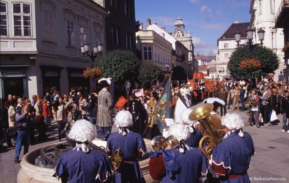 Performers on the Danube Cycling path.