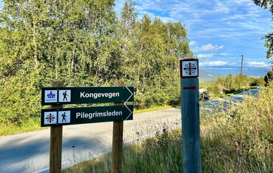 Wooden signpost on St Olav's Way points the way to 'Kongevegen', the historic King’s Road section through Norway.