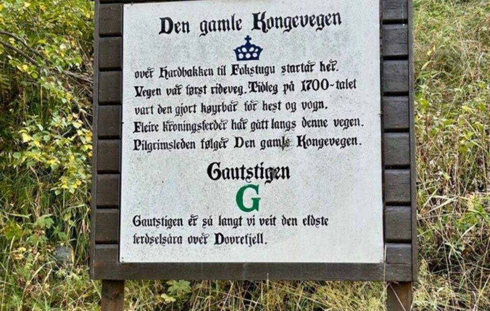 Wooden signpost on St Olav's Way marking 'Kongevegen Gautstigen', the historic King’s Road section through Norway.