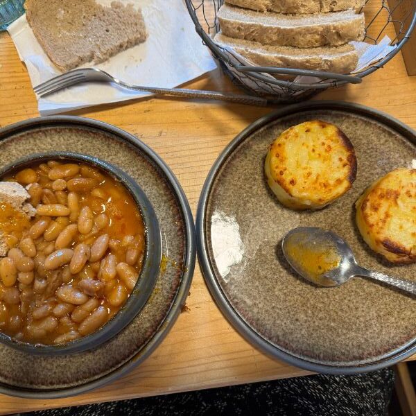Mountain hut “baked beans” & mozzarella stuffed potato
